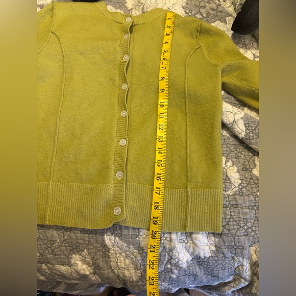 Elegant Wool Green Women's Cardigan - Picture 10 of 10